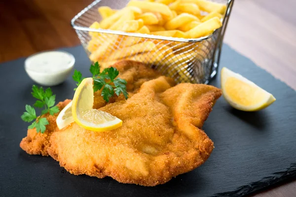 Wiener Schnitzel ze smażonymi ziemniakami — Zdjęcie stockowe