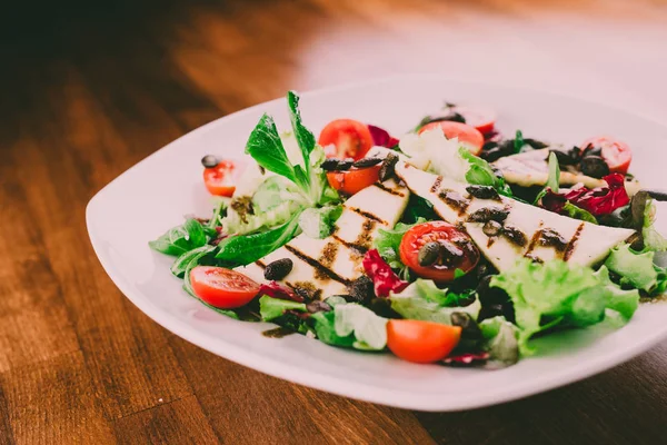 Sallad med grillad ost — Stockfoto