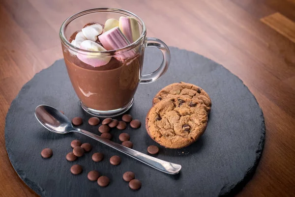 Chocolate quente com marshmallow — Fotografia de Stock