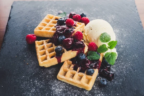 Waffeln mit Eis — Stockfoto