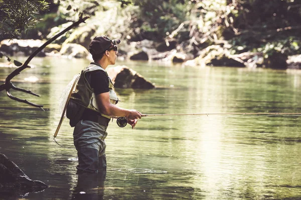 Man flyfishing in rivier — Stockfoto