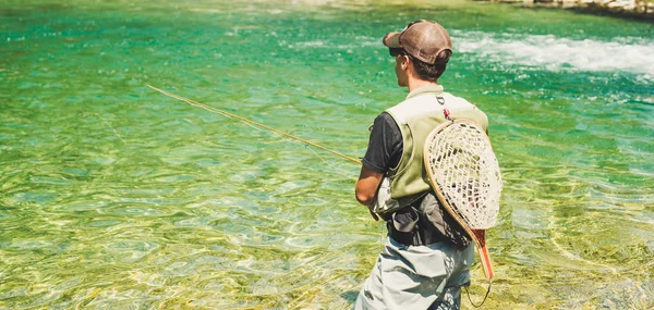 Pescatore pesca a mosca nel fiume — Foto Stock