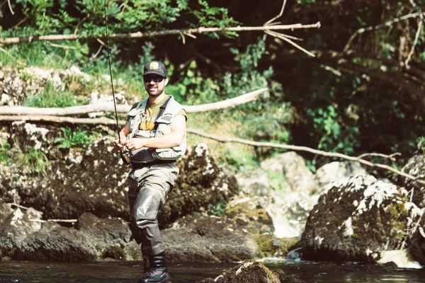 Balıkçı flyfishing nehir — Stok fotoğraf