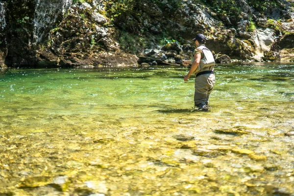 Homme pêche à la mouche dans la rivière — Photo