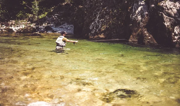 Man flyfishing in rivier — Stockfoto