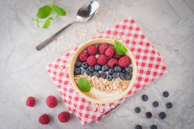 Yoğurt böğürtlen, ahududu ile 