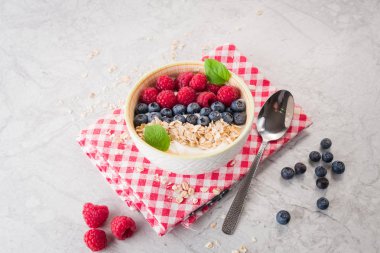 Yoğurt böğürtlen, ahududu ve yulaf gevreği ile