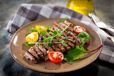 Izgara dana biftek domates plaka üzerinde 