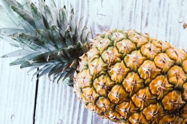Tahta arka planda ananas