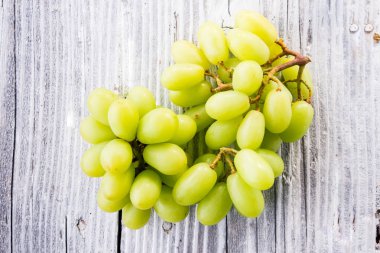 Ahşap zemin üzerinde üzüm
