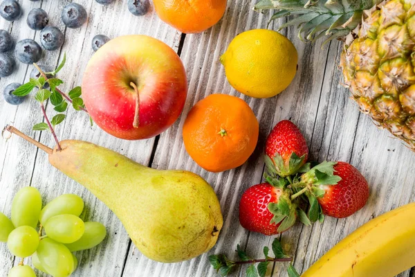 Frutas frescas sobre fondo de madera —  Fotos de Stock