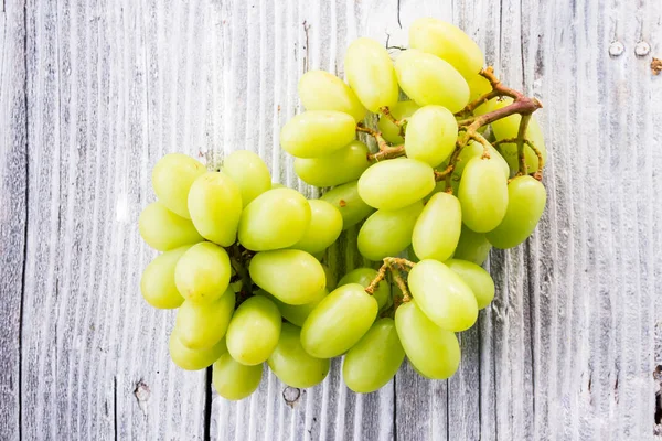 Ahşap zemin üzerinde üzüm