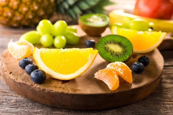 Frutas frescas sobre fondo de madera — Foto de Stock