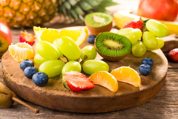 Frutas frescas em fundo de madeira — Fotografia de Stock