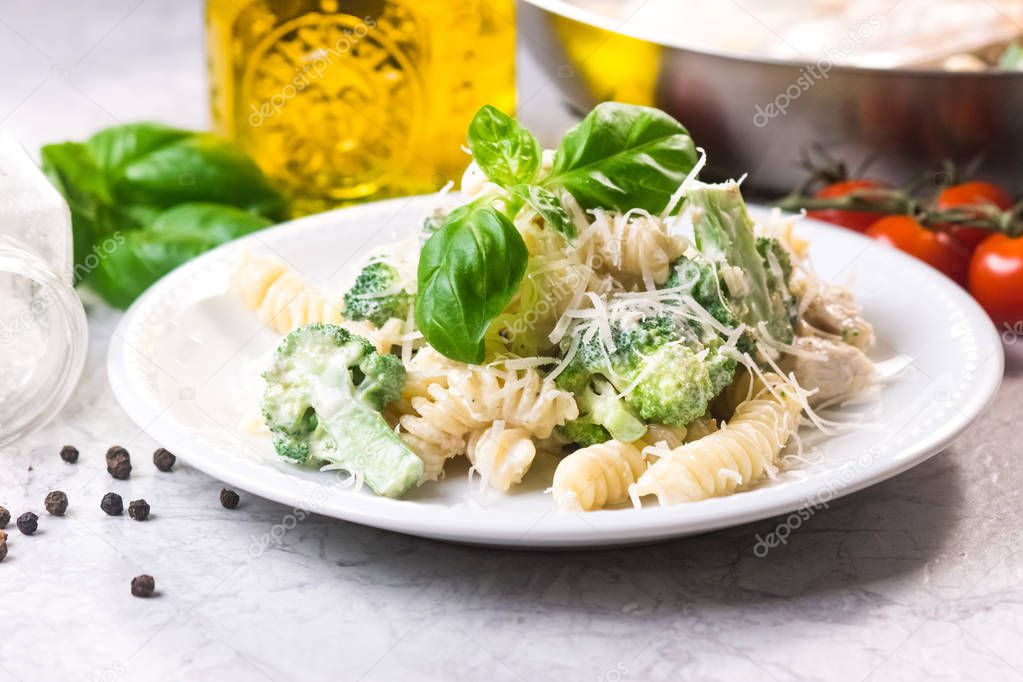 Pasta with broccoli, chicken and cream