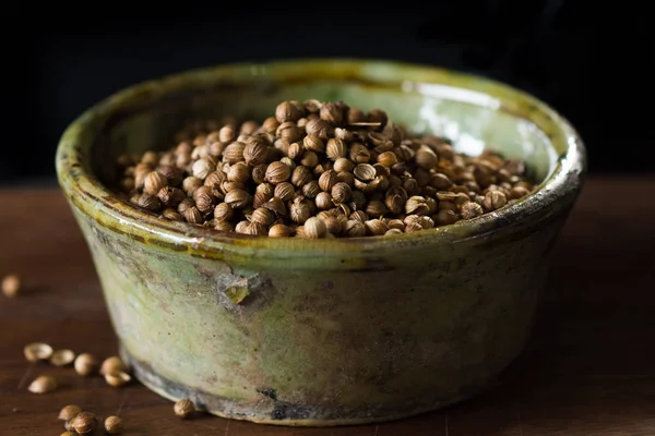 Coriander seeds in bowl — Stock Photo, Image