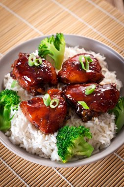 Karamelize pişmiş tavuk