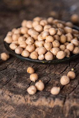 Nohut ahşap arka plan üzerinde siyah seramik tabak, yakın çekim