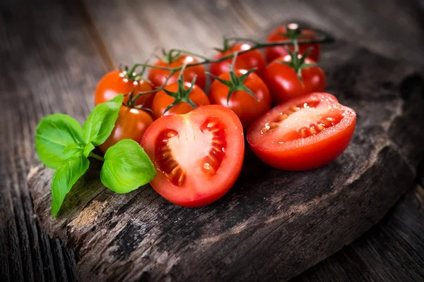 Tomates frescos en la mesa — Foto de Stock