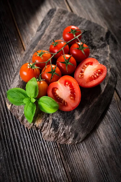 Tomates frescos en la mesa — Foto de Stock