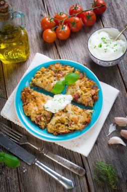 Lezzetli patates gözlemesi otlar ve ekşi krema ile servis pastırma ile