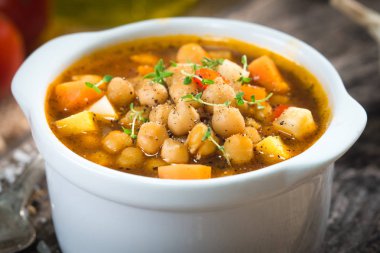 Nohut beyaz tabakta servis sebzeli güveç 