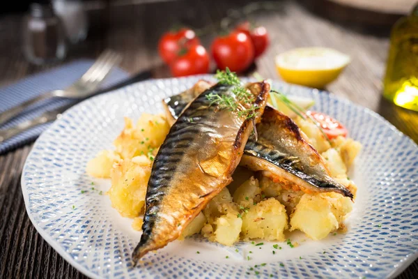 Filetto Sgombro Arrosto Servito Con Patate Piatto Bianco Blu — Foto Stock