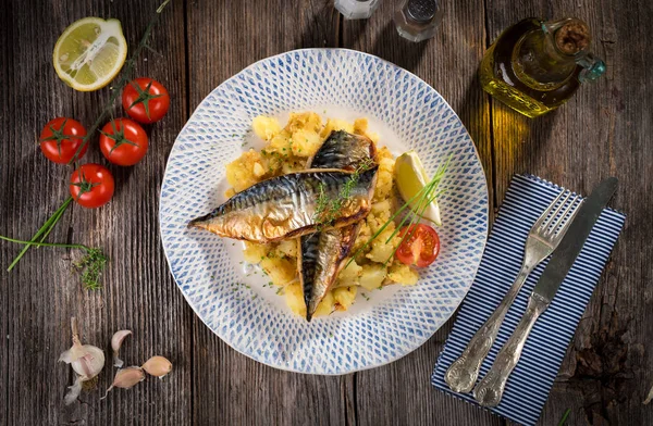 Filete Caballa Asado Servido Con Papa Plato Blanco Azul — Foto de Stock