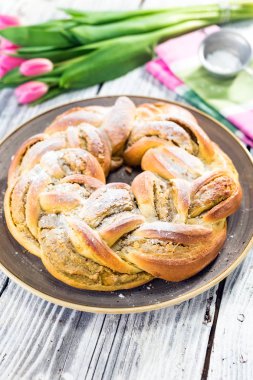 Tatlı badem ezmesi ve antep fıstığı, üstten görünüm ile Paskalya ekmek örgülü