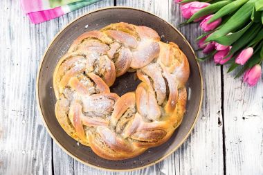 Tatlı badem ezmesi ve antep fıstığı, üstten görünüm ile Paskalya ekmek örgülü