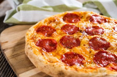 Biberli pizza rustik arka plan üzerinde