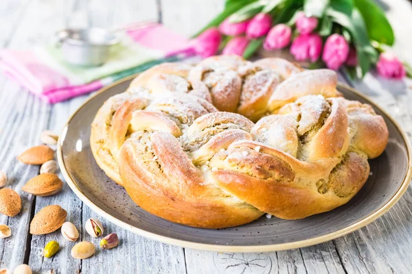 Słodki Pleciony Chleb Wielkanoc Marcepanem Pistacje Zbliżenie — Zdjęcie stockowe