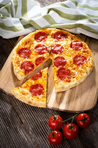 Pizza Pepperoni Tranchée Sur Fond Rustique — Photo