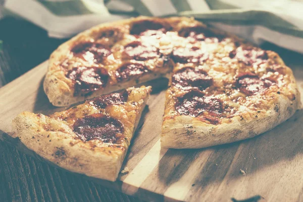 biberli pizza rustik arka plan üzerine dilimlenmiş