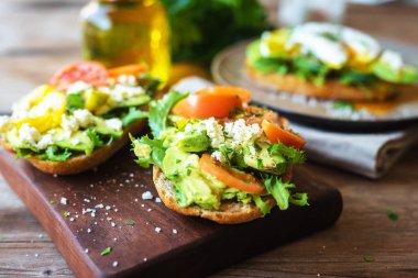 Avokado ve haşlanmış yumurtalı sandviç.
