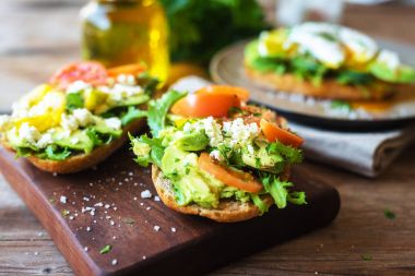 Avokado ve haşlanmış yumurtalı sandviç.