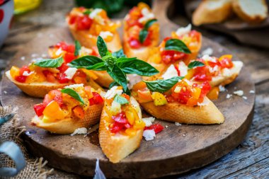 Domates, sarımsak ve fesleğenli bruschetta. 