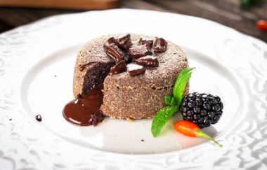 Beyaz tabakta çikolatalı fondan yakın çekim