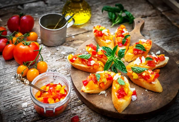 Bruschetta Com Tomate Alho Manjericão — Fotografia de Stock