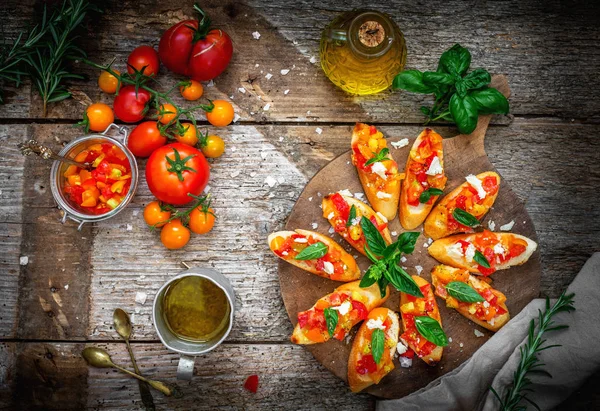Bruschetta Dengan Tomat Bawang Putih Dan Basil — Stok Foto