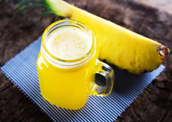 Vaso Con Zumo Piña Rodajas Fruta Fresca — Foto de Stock