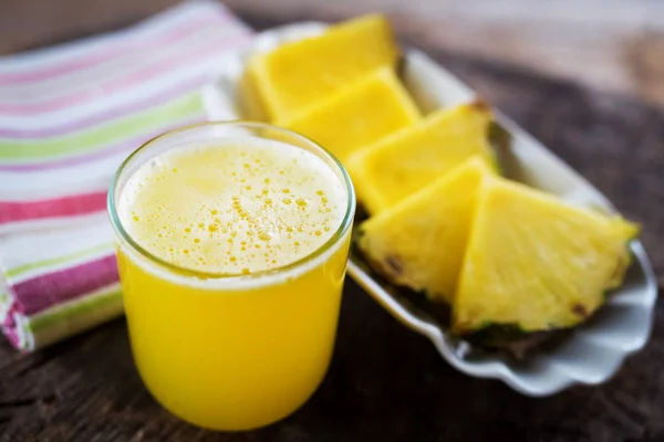 Bicchiere Con Succo Ananas Fette Frutta Fresca — Foto Stock