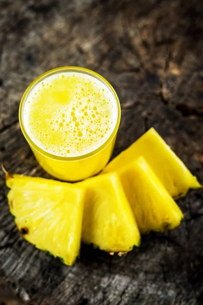 Vaso Con Zumo Piña Rodajas Fruta Fresca — Foto de Stock