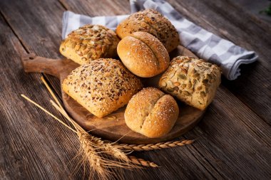 Ahşap masa, ekmek türleri yakın çekim