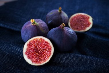 Koyu mavi kumaş üzerine lezzetli taze incir