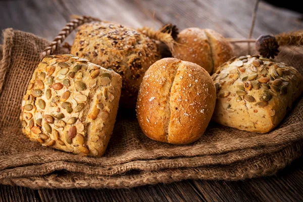 各种类型的面包 在乡间布 — 图库照片