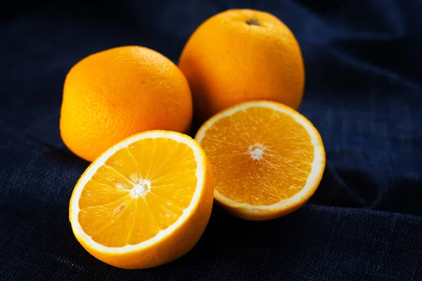 黒い背景に甘い新鮮なスライス オレンジ — ストック写真