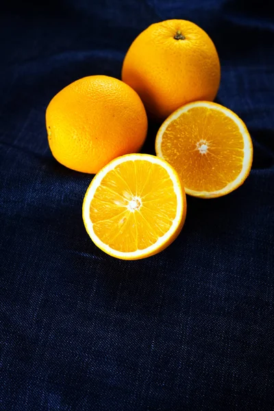 배경에 달콤한 신선한 슬라이스 오렌지 — 스톡 사진