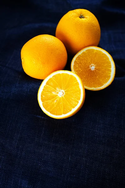 Laranjas Fatiadas Frescas Doces Fundo Preto — Fotografia de Stock