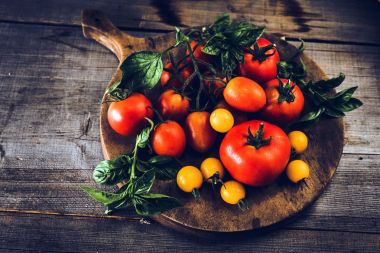 Ahşap arka plan üzerinde farklı domates